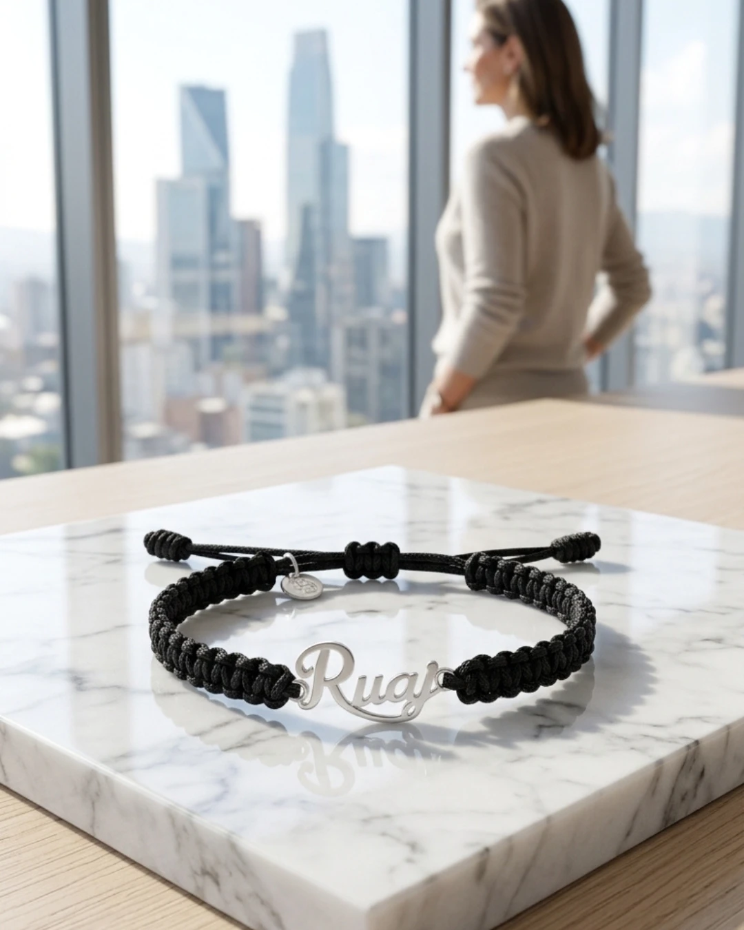 Pulsera RUAJ de Pilar Marulanda sobre mármol blanco con vista a la ciudad